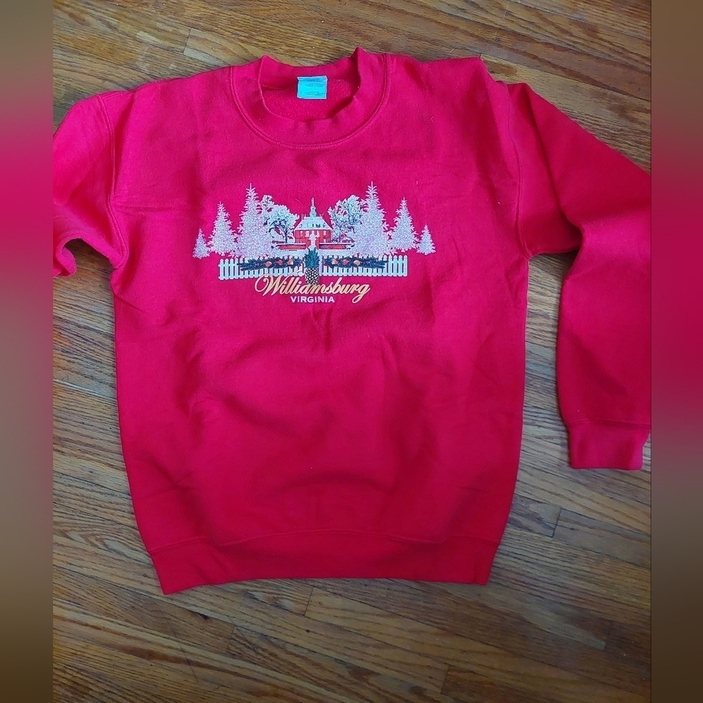 Vintage Williamsburg VIRGINIA Christmas Sweatshirt Women Sz S Red. ( BAG E)